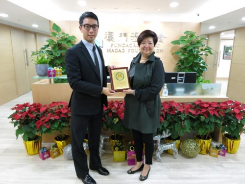 https://1000progactivity.fmac.org.mo/sponsorship/林振邦理事長向何桂鈴委員致送紀念品