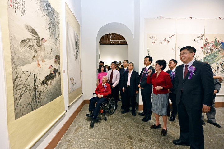 1682069145821611.jpeg 主禮嘉賓參觀作品 (Small).jpeg