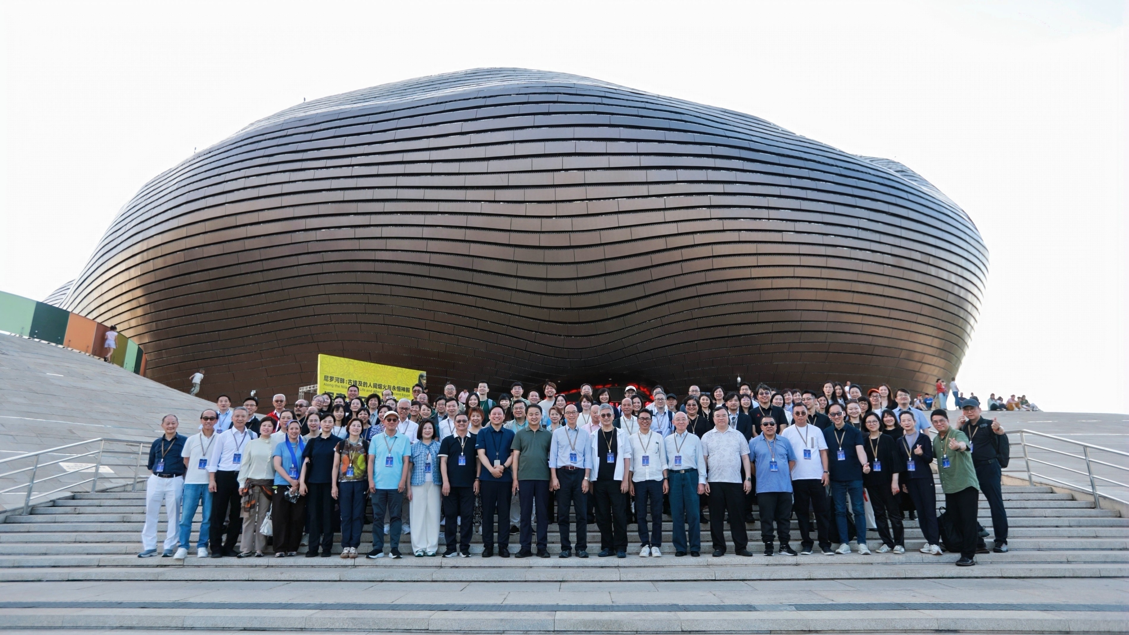 1785743492240120.jpg 蒙港澳三地嘉賓在鄂爾多斯博物館前合影 (Custom).jpg
