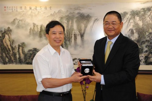 Dr. Wu Zhiliang, o Presidente do Conselho de Administração da Fundação Macau ofereceu uma lembrança ao Sr. Chen Sixi