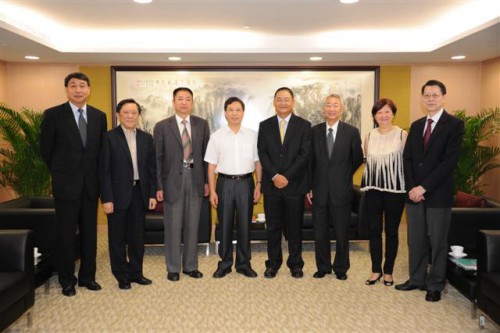 Sr. Chen Sixi, Sub-director do Gabinete de Ligação do Governo Popular Central na RAEM e o Conselho de Administração da Fundação Macau