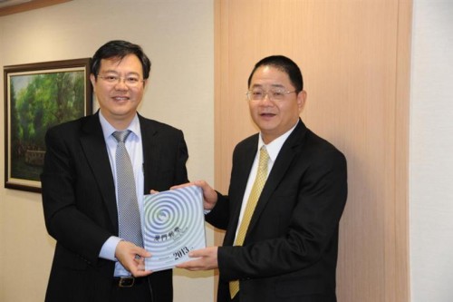 Wu Zhiliang ofereceu uma lembrança a Zhang Endi