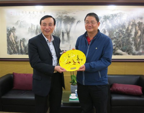 O Sr. Kuo Lin, Director da Televisão de Zhuhai ofereceu uma lembrança ao Dr. Wu Zhiliang, Presidente do Conselho de Administração da Fundação da Fundação Macau