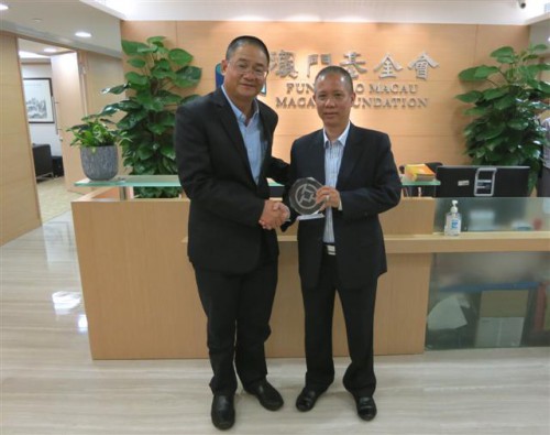 O Sr. Chan Tak Seng, Director da Aliança do Povo de Instituição de Macau, ofereceu uma lembrança ao Dr. Wu Zhiliang, Presidente do Presidente do Conselho de Administração da Fundação Macau