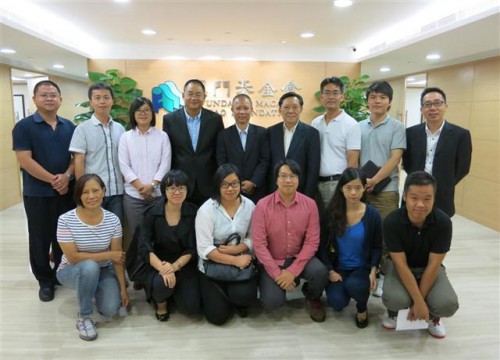 Os novos membros da Direcção da Aliança do Povo de Instituição de Macau e os dirigentes da Fundação Macau
