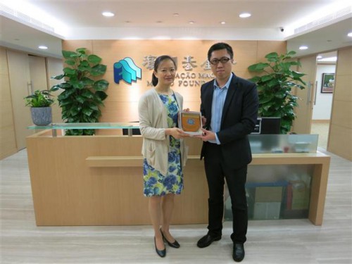 Lam Weng In ofereceu uma lembrança à Fundação Macau