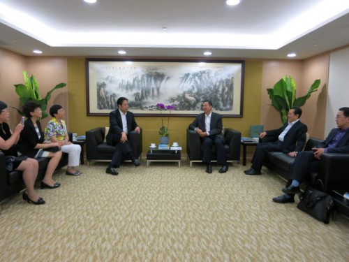 O Sr. Wu Zhiming, Presidente do Comité Municipal de Shanghai da CCPPC e o Sr. Cheong U, Vice-Presidente do Conselho de Administração da FM, tiveram uma conversa muito amistosa.