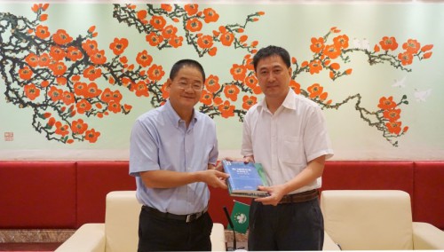 O Dr. Wu Zhiliang e o Sr. Sui Guangjun, Secretário da Universidade de Estudos Estrangeiros de Guangdong, trocaram lembranças.