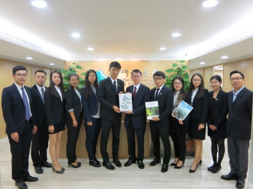 O Sr. Au Weng Chi ofereceu os anuários e as publicações da FM aos representantes da Associação de Pós-graduação da Universidade de Macau