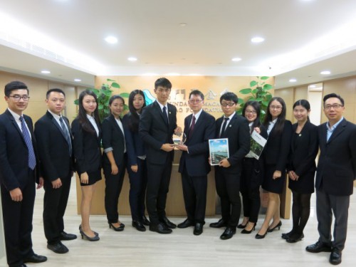 O Sr. Ni Mengyang, Director da Associação de Pós-graduação da Universidade de Macau, ofereceu uma lembrança à FM