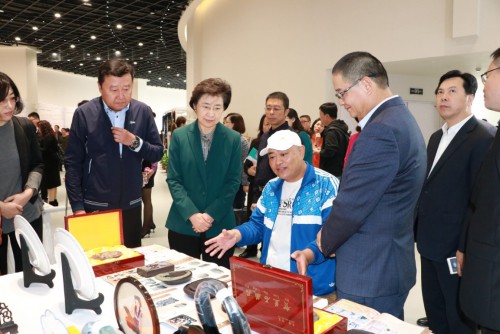 殘疾人手工藝者展示作品