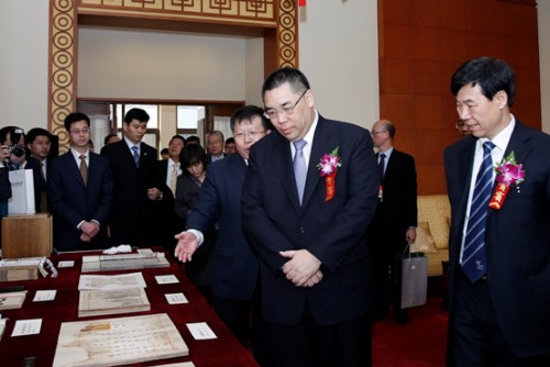 澳門特別行政區行政長官崔世安（左）在 “中華尋根網”開通儀式上參觀家譜文獻（澳門特別行政區新聞局提供圖片）