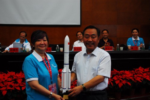 Na Cerimónia Inaugural do Campo de Verão Aeronáutico, Sun Baowei, Secretário do Comité do Partido do Centro de Lançamentos de Satélites de Xichang ofereceu uma lembrança a Ho Kuai Leng, Membro do Conselho de Administração da Fundação Macau
