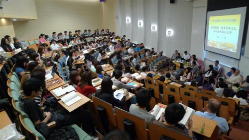 Mais de cem professores e estudantes assistiram à palestra intitulada “Conversações em Macau: Escritores e Literatura com Identificação Múltipla Transcultural e Transtemporal” para ter uma conversa face a face com os poetas
