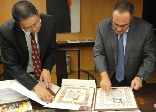 O Presidente do Conselho de Administração da Fundação Macau, Dr. Wu Zhiliang e o Director do Centro Cientifico e Cultural de Macau, Dr. Luís Filipe Barreto, estudam, em conjunto, as fontes históricas sobre Macau em Portugal