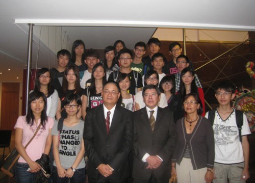 Fotografia do Presidente do Conselho de Administração da Fundação Macau, Dr. Wu Zhiliang, o Chefe da Delegação Económica e Comercial de Macau em Lisboa, Eng.º Raimundo Arrais do Rosário e alguns estudantes de Macau 