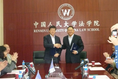 Assinatura do Protocolo de Cooperação pela Fundação Macau e a Faculdade de Direito da Universidade do Povo da China, representadas por Dr. Wu Zhiliang, Presidente do Conselho de Administração da Fundação e Han Dayuan, Presidente da Faculdade de Direito, respectivamente.