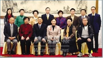 吳志良、劉長瑜同中國京劇藝術基 金會理事會成員合影