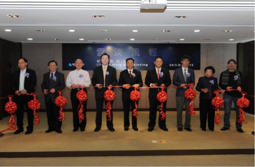 嘉賓在展覽畫家陪同下主持畫展開幕剪綵禮