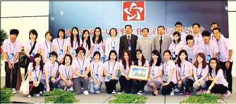 黃振春、謝金英、劉曉航、鍾怡等與澳門學生合影。（本文圖片由本報特約記者張玉書北京數碼傳真）