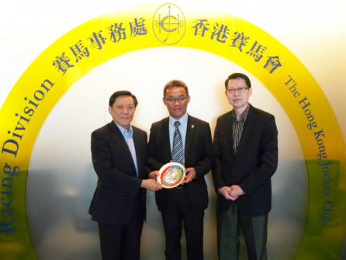 澳門基金會行政委員會委員區榮智、黎振強向香港賽馬會高級經理陳旭權致送紀念品