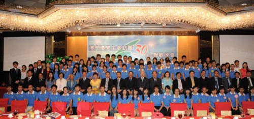 Fotografia dos convidados de honra e dos estudantes distinguidos que participaram na 30.ª Edição da Visita.