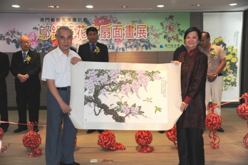 Inauguração da “Exposição das Pinturas de Wu Sek Wa – Flores no Leque” integrada no Projecto de Promoção de Artistas de Macau