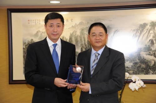 O Sr. Bai He, Presidente da Associação de Economia e Comercio Promocional Macau Jilin, ofereceu uma lembrança ao Dr. Wu Zhiliang.