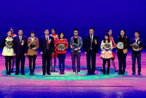 1. Atribuição dos prémios feita pelo Dr. Wu Zhiliang, Presidente do Conselho de Administração da Fundação Macau (2.º do lado esquerdo), Sr. Jin Dong, Director do Centro de Filme e Televisão de Internet da Liga da Juventude Comunista (4.º do lado direito) e Sr. Pang Jingjun, Director do Centro de Des