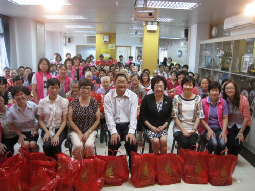 O Dr. Wu Zhiliang, Presidente do Conselho de Administração da Fundação Macau ofereceu os sacos de prendas aos idosos vulneráveis, transmitindo-lhes os votos de felicidade do Festival.