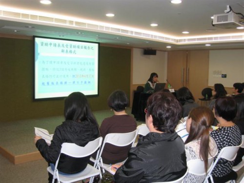 A colega do Departamento de Subsídios e Cooperação explicou como preenche os novos impressos e as notas mais importantes.