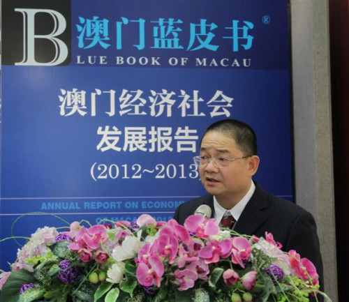 O Dr. Wu Zhiliang, Presidente do Conselho de Administração da Fundação Macau proferiu um discurso na Cerimónia de Lançamento do “Livro Azul de Macau”