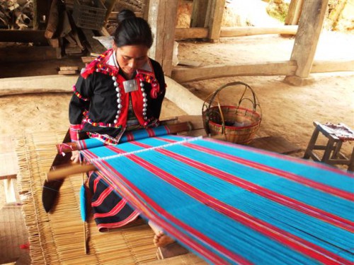 A delegação conheceu em profundidade a arte tradicional de tecelagem da Minoria Deang, Yunnan