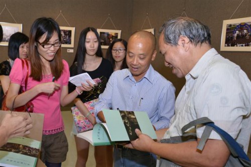 O Sr. Chan Hin Io fez a assinatura