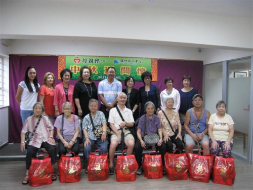 Distribuição de sobrescritos auspiciosos da Fundação Macau no Festival de Chong Chao (Bolo Lunar)
