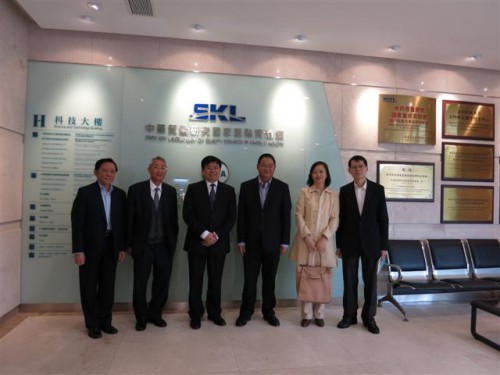 Fotografia do Conselho de Administração da Fundação Macau com o Presidente, Wu Zhiliang, o Vice-Presidente, Peter Lam, e os restantes Membros, Au Weng Chi, Lai Chan Keong e Zhong Yi Seabra de Mascarenhas e o Reitor da Universidade de Ciência e Tecnologia de Macau, Liu Liang