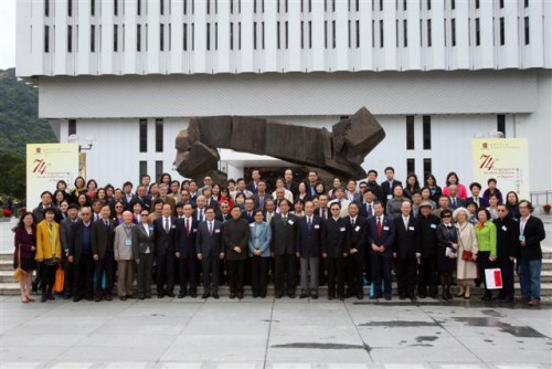 Os convidados de honra e os participantes da Conferência tiraram uma fotografia para recordação colectiva na Universidade Chinesa de Hong Kong