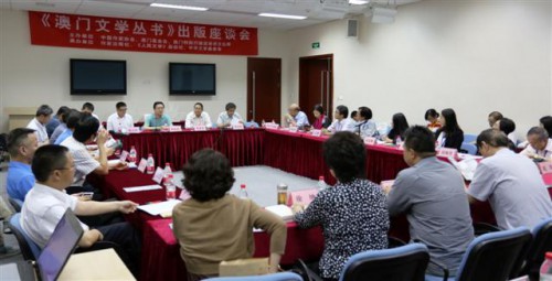 Os famosos críticos de literatura estão a fazer comentários sobre os livros integrados na “Colecção Literatura de Macau”