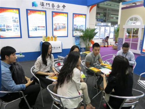 Os trabalhadores da Fundação Macau efectuaram intercâmbios com os representantes das instituições participantes