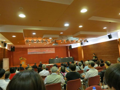 O Seminário presidido pelo Sr. Su Shishu atraiu a participação de mais de uma centena de professores, estudantes, estudiosos e artistas do sector da Pintura e Caligrafia do Território.