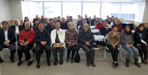 Fotografia dos participantes da reunião de trabalho sobre a edição da “Colectânea das Crónicas das 10 Artes e Cultura Chinesa – Tomo de Macau”