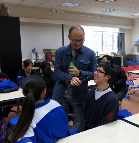 O escritor convidado, Joe Tang, interagiu com empatia com os estudantes da Escola Secundária Pui Ching