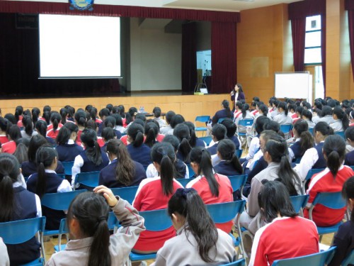 A escritora convidada, Ieong Weng Hong, proferiu um discurso no Colégio de Santa Rosa de Lima - Secção Inglesa
