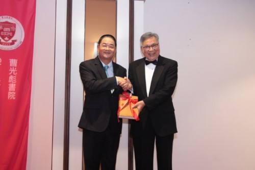 Oferta de mil livros pela FM à Universidade de Macau