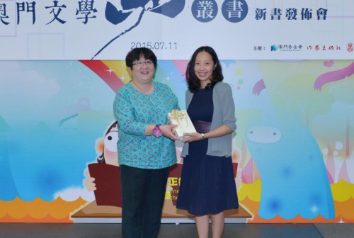 A Dra. Li Xiaohui, Secretária-Geral da Fundação da Literatura Chinesa fez a oferta de livros a Lei Ka Man, Representante da Biblioteca do Instituto de Formação Turística.