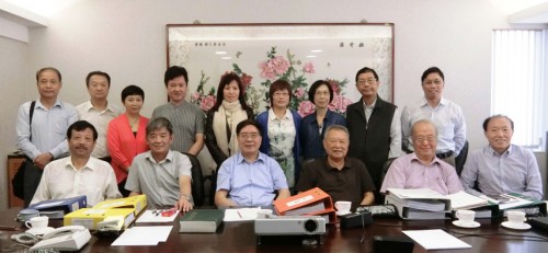 Sr. Li Song, Director do “Centro” (primeira fila, segundo à esquerda), Prof. Dai Dingcheng (primeira fila, primeiro à direita), os especialistas da revisão e os participantes na reunião de revisão.