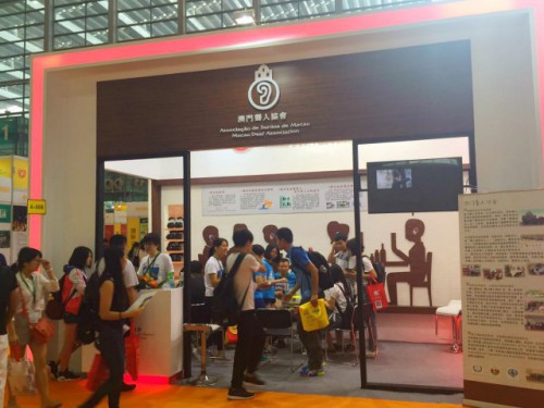 O stand da Associação de Surdos de Macau atraiu muitos visitantes.