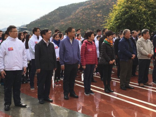 Os Representantes da FM depositaram uma coroa de flores junto ao  Monumento da Vitória da Longa Marcha do Exército Vermelho