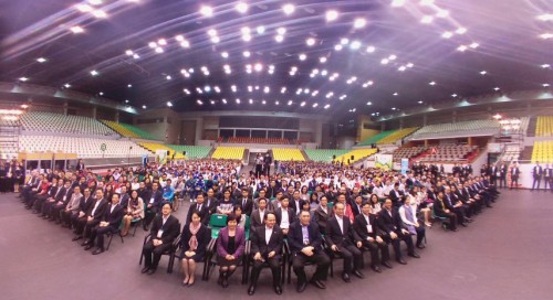 Fotografia dos convidados de honra e todos os participantes do “Programa Mil Talentos”