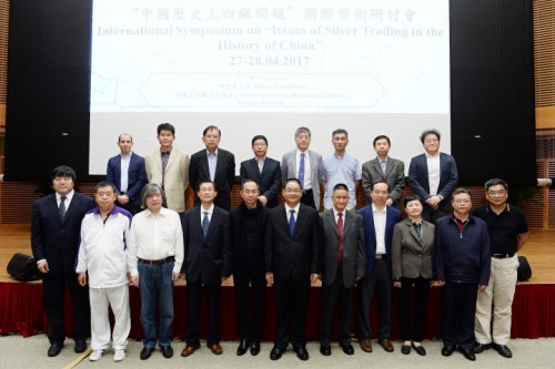 Fotografia em grupo dos representantes dos organizadores e convidados